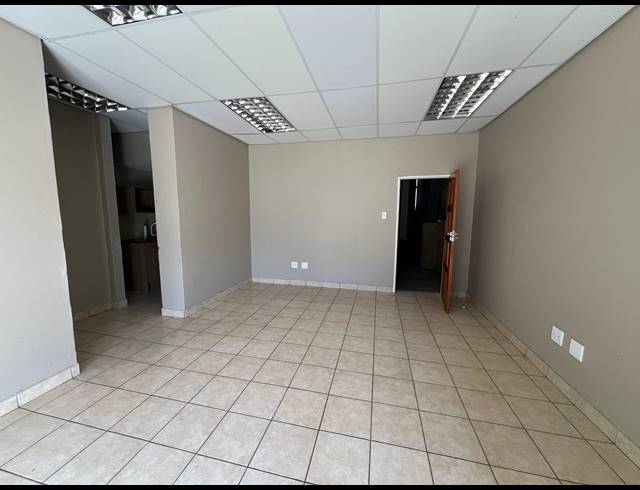 304M² WAREHOUSE TO LET IN LANSERIA